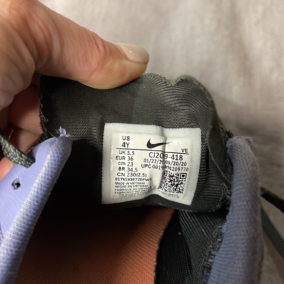 Nike sneakers, kids size 4, like new - Picture 3 of 12